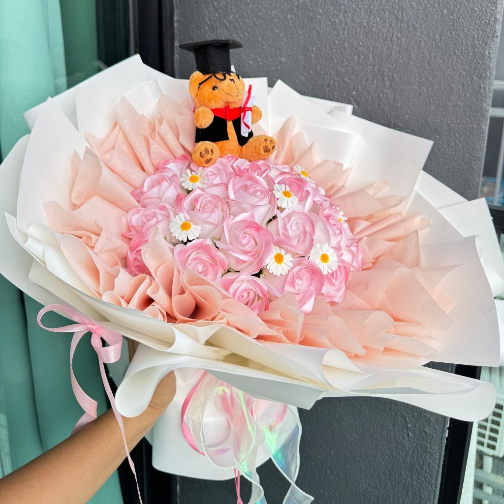 Custom graduation bouquet made by Hyokai